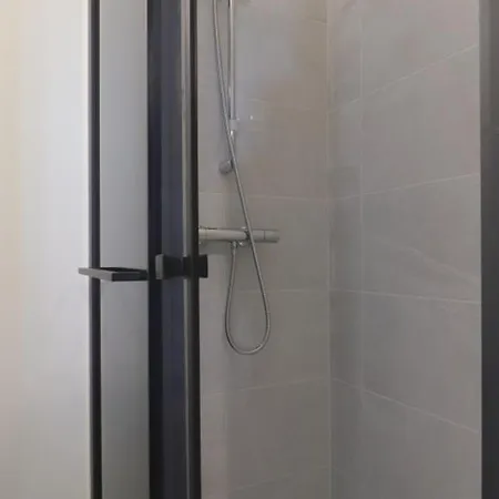 Maison Familiale Au Coeur Du Village Avec Jardin Clos Et Terrasse - Fr-1-497-252 *