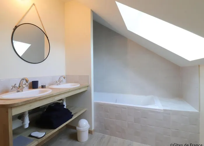 Maison Familiale Au Coeur Du Village Avec Jardin Clos Et Terrasse - Fr-1-497-252 *